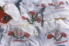 Kuva: Portugalin neilikkavallankumoukseksen tunnus painettuna T-paitaan 1974. YLE/Yrj Lnsipuro. 