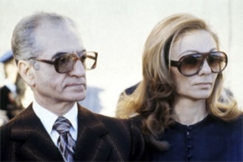 Kuva: Iranin syrjytetty shaahi 
Mohammed Reza Pahlavi ja 
hnen puolisonsa Farah Diba.
(1979)