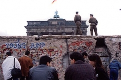 Kuva: Berliinin muuri ja 
Brandenburgin portti.
(1990)
Juha-Pekka Inkinen