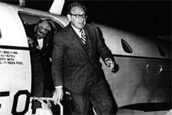 Kuva: Vietnamin sodan rauhanneuvottelut marraskuussa 1972. Presidentti Nixonin neuvonantaja Henry Kissinger matkalla tapaamaan Indonesian presidentti Suhartoa.
Pressfoto.