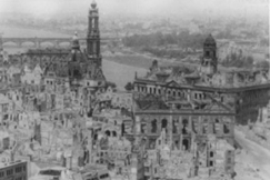 Kuva: Dresden. Suurin osa Dresdeniä tuhoutui helmikuun 1945 pommituksissa. YLE Valokuva-arkisto.