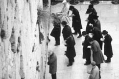 Kuva: Juutalaisten rukouspaikka Itkumuuri
Jerusalemissa. (1991) Pertti Aherva.