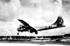 Kuva: Yhdysvaltojen armeija pudotti atomipommin Hiroshimaan 6.8.1945. B-29 pommikone Enola Gay palaamassa pommitukselta Tinianin saaren tukikohtaan Pohjois-Mariaaneilla. AP Graphics Bank.