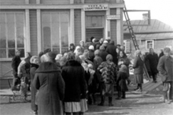 Kuva: Naiset jonottavat ruokamyymälään (1940-luku). Eino Nurmi.