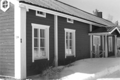 Kuva: Eino Leino -talo, 
joka on rakennettu vuonna 1978 
runoilijan synnyinkodin, 
Kainuun Hveln, 
mallin mukaisesti.
(1997)
Tiina Karjalainen.