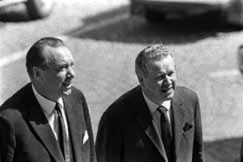 Kuva: Vin Leskinen (vas.) saapuu
eduskuntatalolle.
(1960-luku) 
Kalle Kultala