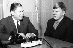 Kuva: Veli ja Juha Virkkunen radion studiossa vuonna 1964. YLE. Ruth Träskman.