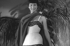 Kuva: Mannekiini esittelee uimapukua. Yle kuvanauha.