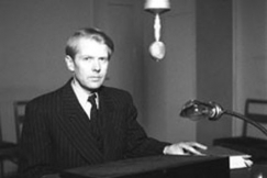 Kuva: Runoilija Kaarlo Sarkia 
YLEn studiossa.
(1945)
Ruth Trskman
