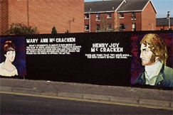 Kuva: Pohjois-Belfastin katolinen kaupunginosa. Poliittinen seinmaalaus. (1997) Andy Thompson.
