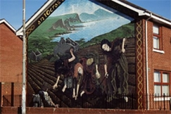 Kuva: Poliittinen seinmaalaus. New Lodge Road, Pohjois-Belfastin katolinen kaupunginosa. (1997) Andy Thompson.