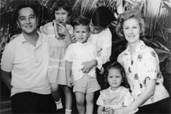 Kuva: Gil Hilario ja Armi Kuusela perheineen: lapset Anna-Lisa, Jussi, Arne ja Eva-Maria. (1960-luku) Pressfoto.