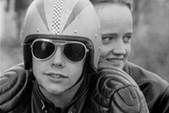 Kuva: Poika kuljettaa tytt moottoripyrll. YLE kuvanauha.