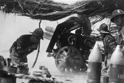 Kuva: Sota Pohjois-Afrikassa. Akselivaltojen italialaissotilaiden tykistöhyökkäys lähellä Tobrukia Libyassa. (1942) PNA.