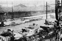 Kuva: Toinen maailmansota.  Amerikkalaisia ja brittilisi panssarivaunuja rautateitse matkalla Murmanskiin. (1942) Wide World Photos.