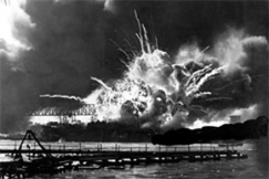 Kuva: Japanin hykkys Pearl Harboriin, Yhdysvaltojen Tyynenmeren -laivaston tukikohtaan. Taistelulaiva USS Shaw rjht hykkyksess. AP Graphics Bank.