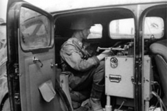 Kuva: Jatkosota. 
Sotilasvirkailija lähetysautossa.
(1941-1944)
Eino Nurmi