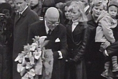 Kuva: Presidentti Kekkonen laskee seppelett. YLE kuvanauha.
