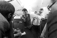 Kuva: Presidentti Mauno Koivisto
vierailulla Bulgariassa.
Lehtimiehet haastattelevat 
Koivistoa lentokoneessa.
(1985)
Kalle Kultala