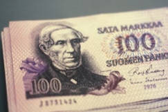 Kuva: Snellmanin kuva oli 
aiheena 100 markan setelissä,
joka oli käytössä vuosina 1962-1997. 
Setelin suunnitteli taiteilija Tapio Wirkkala.