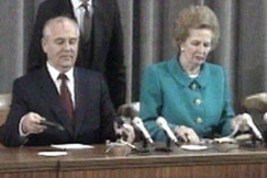 Kuva: Margaret Thatcher ja Mihail Gorbatshov tiedotustilaisuudessa vuonna 1990. YLE kuvanauha.