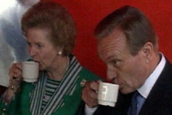 Kuva: Konservatiivipministerit Margaret Thatcher ja Harri Holkeri kahvilla Kauppatorilla. YLE kuvanauha.