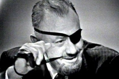 Kuva: Kirjailija John Steinbeck piippuineen ja silmlappuineen. (1963) YLE kuvanauha.