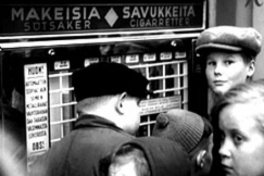 Kuva: Poikia makeis- ja savukeautomaatin luona. (1954) YLE kuvanauha.