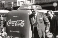 Kuva: Apulaiskaupunginjohtaja Erik von Frenckell kulkee Coca-Cola-auton editse. (1952) YLE kuvanauha.