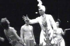 Kuva: Intialainen hypnotisoija vaivuttaa naisen transsiin. (1950) YLE kuvanauha.
