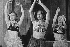 Kuva: Kauppakorkeakoulun naiset esittvt hula-hula-tanssia.