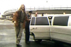 Kuva: Ohjaaja Renny Harlin astuu limousinesta. (1990) YLE kuvanauha.