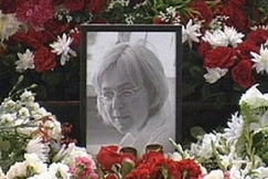 Kuva: Politkovskajan arkun edess ollut kuva ja kukkia. YLE kuvanauha.