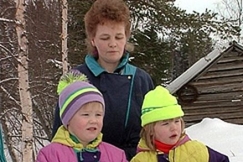 Kuva: Joni, Heidi ja lasten iti. YLE kuvanauha.
