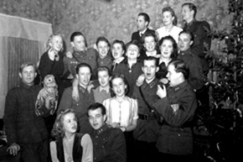 Kuva: Joulu rintamalla. Sotilaat ja lotat laulavat joululaulua. (1942) Eino Nurmi.