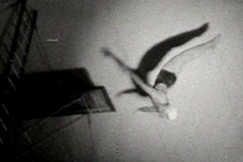 Kuva: Surmanhyppj Anita Kittner hypp korkealta telineelt vesisammioon. (1950) YLE kuvanauha.