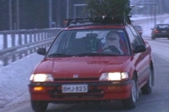 Kuva: Joulupukki ajaa autolla. YLE kuvanauha. 