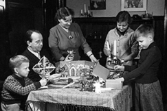 Kuva: Perhe valmistelee joulua pöydän äärellä. 1950-luku. Eino Nurmi