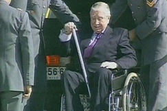 Kuva: Pinochet pyörätuolissa lentokentällä. YLE kuvanauha.