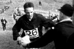 Kuva: Norjalaissuunnistaja Aage Hadler saapuu voittajana maaliin. (1966) YLE kuvanauha.