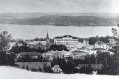 Kuva: Jyvskyln kaupunkia Harjulta nhtyn kirkkopuistoon pin. (1900)