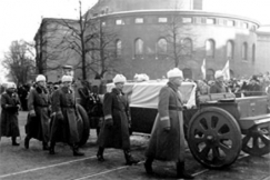 Kuva: Marsalkka Mannerheimin hautajaiset 4.2.1951. Hautajaissaatto ylittämässä Mannerheimintietä.
Kalle Kultala.