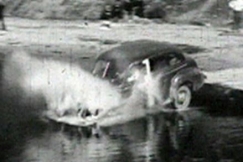 Kuva: Auto uppoamassa veteen. YLE kuvanauha/Allotria-Filmi.