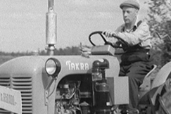 Kuva: Maanviljelijä traktorin päällä. YLE kuvanauha.