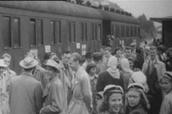 Kuva: Retkikunta saapuu Kuopion rautatieasemalle. (1949) YLE kuvanauha.