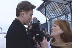 Bild: TV-nytts Monica Welling bnar och ber om en intervju men Conan r hrd, YLE 2006