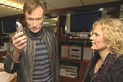 Bild: Conan OBrien frevisar sin rakapparat fr Bettina S, YLE 2005