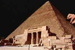 Kuva: Hapsiainen pyramideilla. YLE kuvanauha