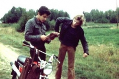 Kuva: Nuortenlehdest tutkitaan Elviksen asentoja. (1978) YLE kuvanauha.