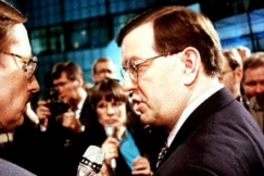 Kuva: Presidenttiehdokas Paavo Vyrynen haastateltavana Isossa Pajassa 1994. YLE kuvapalvelu